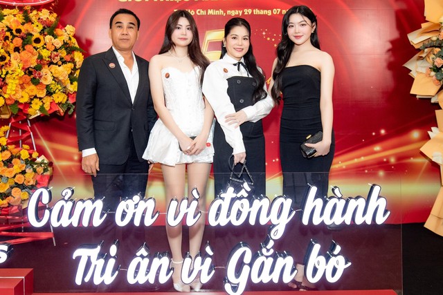  2 ái nữ nhà Quyền Linh khoe nhan sắc ngọt ngào, thu hút mọi ánh nhìn khi cùng bố mẹ dự sự kiện

- Ảnh 1.