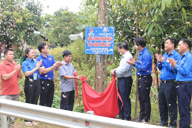 Khánh thành công trình thanh niên "Thắp sáng đường quê và đường cờ Tổ quốc tôi yêu"- Ảnh 3.