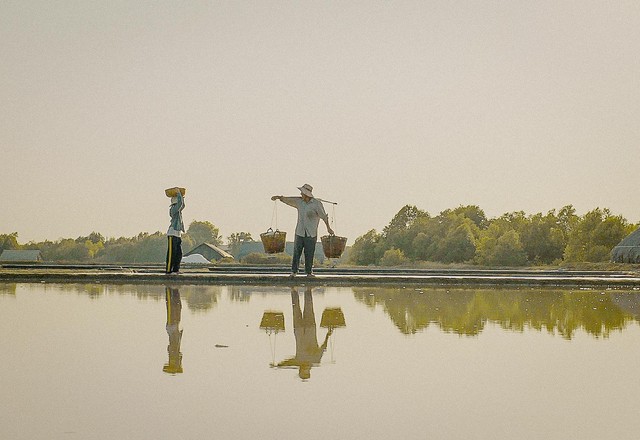 Quyền Linh đưa nghề làm muối lên màn ảnh rộng, diễn nhập tâm nhưng gặp muôn vàn khó khăn- Ảnh 6.