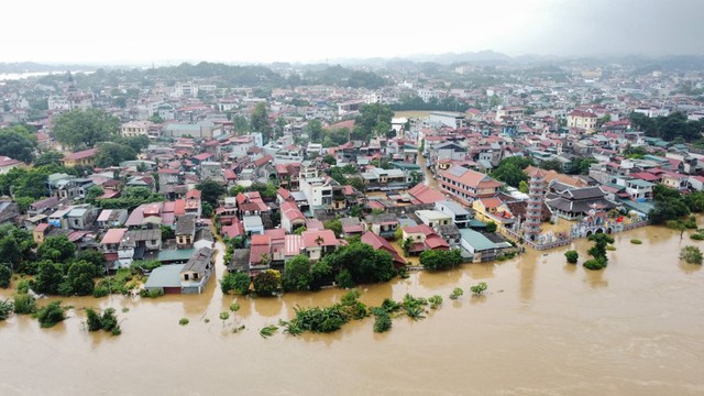 Giáo sư 76 tuổi dồn lương hưu, tiền đi dạy, viết sách hàng chục năm, mang sổ tiết kiệm 1 tỉ đồng ủng hộ đồng bào lũ lụt- Ảnh 2.