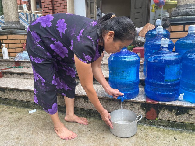 "Rốn lũ" Chương Mỹ chạy ngập: Người dân dùng thuyền đi lại, hết lần ngập này lại đến đợt lụt khác nối nhau- Ảnh 1.