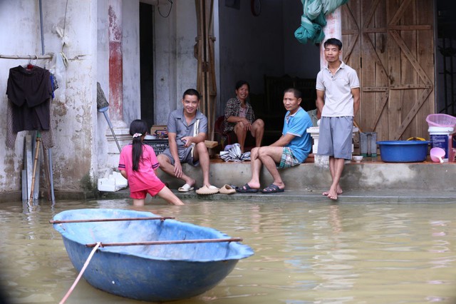 "Rốn lũ" Chương Mỹ chạy ngập: Người dân dùng thuyền đi lại, hết lần ngập này lại đến đợt lụt khác nối nhau- Ảnh 9.