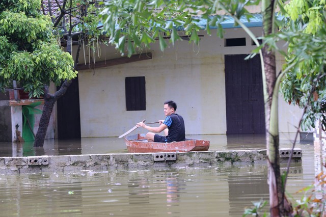 "Rốn lũ" Chương Mỹ chạy ngập: Người dân dùng thuyền đi lại, hết lần ngập này lại đến đợt lụt khác nối nhau- Ảnh 10.