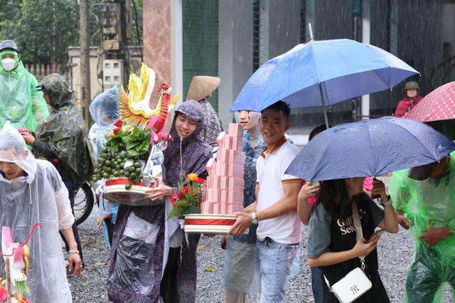 Đám cưới đặc biệt tại "rốn lũ" Hà Nội, cô dâu mặc trang phục "xuề xoà" về nhà chồng nhưng chẳng ai chê trách- Ảnh 3.