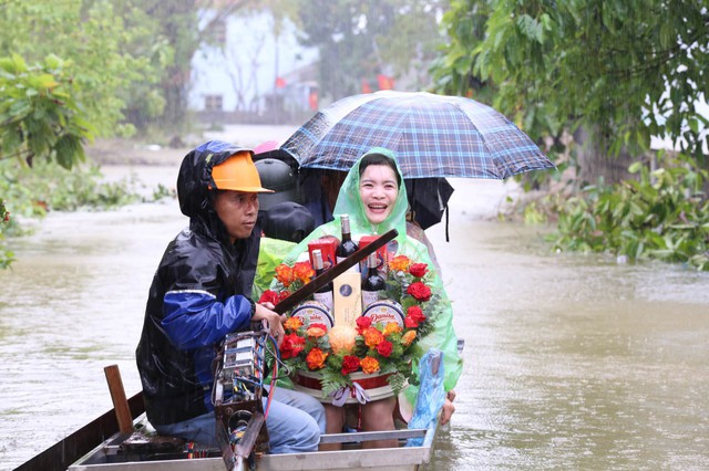 Đám cưới đặc biệt tại "rốn lũ" Hà Nội, cô dâu mặc trang phục "xuề xoà" về nhà chồng nhưng chẳng ai chê trách- Ảnh 6.