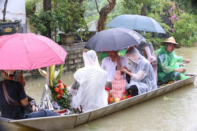 Đám cưới đặc biệt tại "rốn lũ" Hà Nội, cô dâu mặc trang phục "xuề xoà" về nhà chồng nhưng chẳng ai chê trách- Ảnh 5.