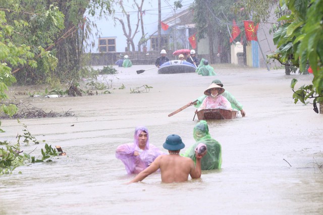 Đám cưới đặc biệt tại "rốn lũ" Hà Nội, cô dâu mặc trang phục "xuề xoà" về nhà chồng nhưng chẳng ai chê trách- Ảnh 1.