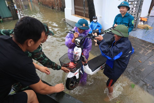 Người dân "rốn lũ" Chương Mỹ: Nước ngập sâu ngang ngực, vội vã chạy lũ dưới cơn mưa tầm tã- Ảnh 11.