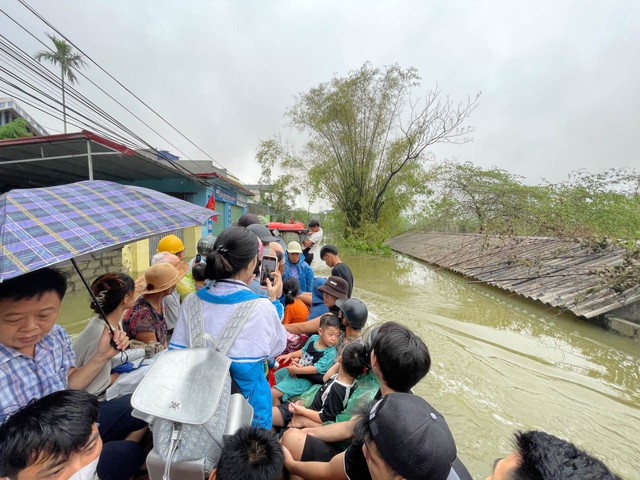 Người dân "rốn lũ" Chương Mỹ: Nước ngập sâu ngang ngực, vội vã chạy lũ dưới cơn mưa tầm tã- Ảnh 1.