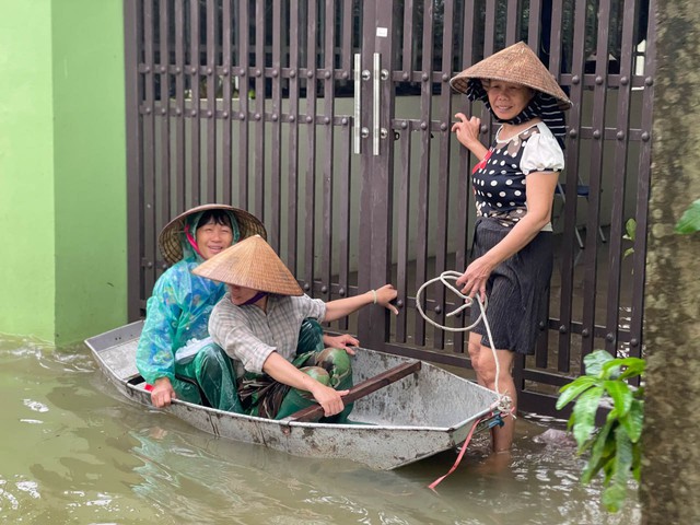 Người dân "rốn lũ" Chương Mỹ: Nước ngập sâu ngang ngực, vội vã chạy lũ dưới cơn mưa tầm tã- Ảnh 5.