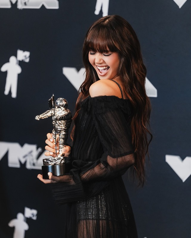 Kết quả VMAs 2024: Taylor Swift làm nên lịch sử, Lisa "vượt mặt" Jung Kook gây tranh cãi dữ dội!- Ảnh 5.