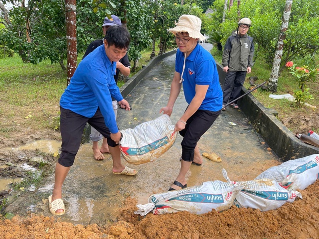 Tuổi trẻ Đất Tổ đồng hành cùng người dân vượt qua bão lũ- Ảnh 10.