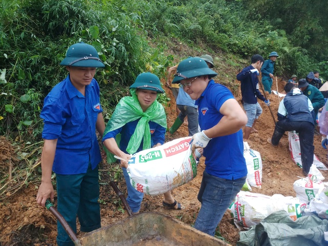 Tuổi trẻ Đất Tổ đồng hành cùng người dân vượt qua bão lũ- Ảnh 11.