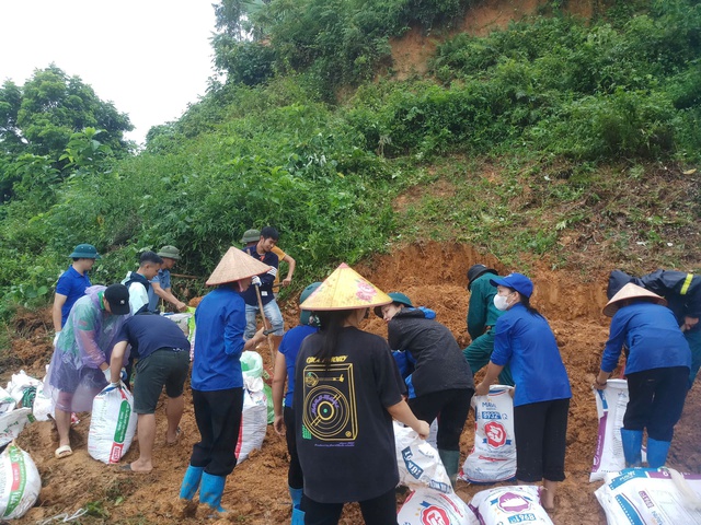 Tuổi trẻ Đất Tổ đồng hành cùng người dân vượt qua bão lũ- Ảnh 7.