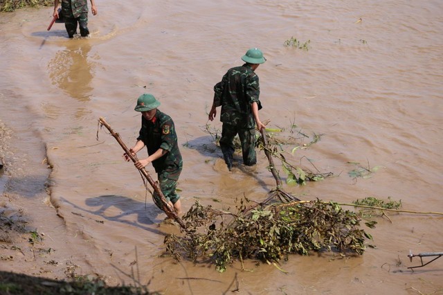 Vụ sập cầu Phong Châu: Tiếp tục tìm kiếm các nạn nhân mất tích- Ảnh 7.