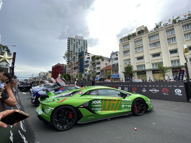 Loạt siêu xe triệu USD đẳng cấp lần đầu đến Việt Nam trong Gumball 3000 thu hút hàng ngàn người tham gia- Ảnh 3.