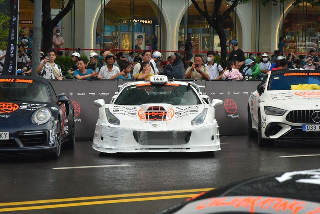 4 xe khủng hút view nhất Gumball 3000: Đính kim cương, có chiếc dùng băng dính cố định bodykit- Ảnh 10.