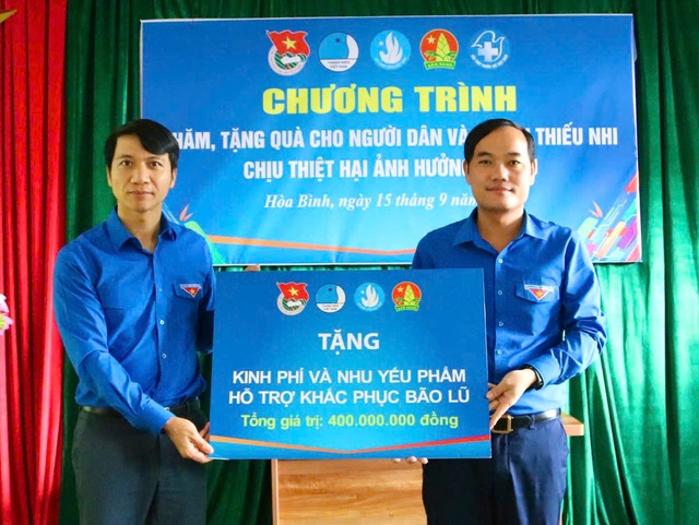 Bí thư thường trực Trung ương Đoàn tới thăm, động viên đồng bào bị ảnh hưởng bởi bão lũ tại Hòa Bình- Ảnh 2.