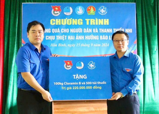 Bí thư thường trực Trung ương Đoàn tới thăm, động viên đồng bào bị ảnh hưởng bởi bão lũ tại Hòa Bình- Ảnh 3.