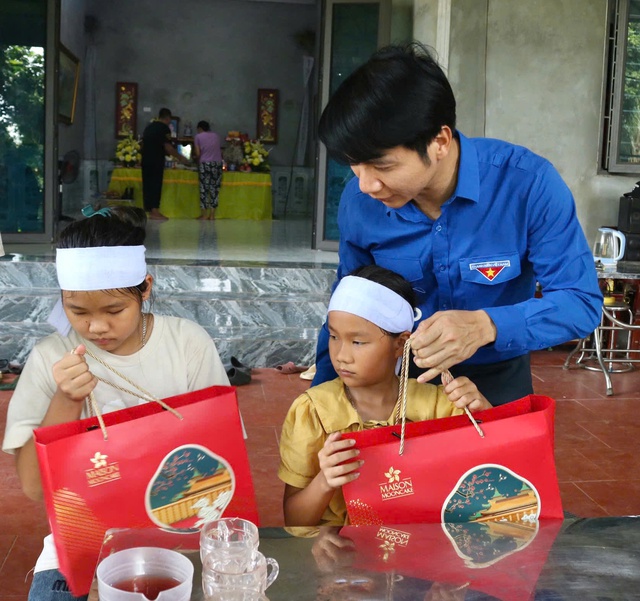 Bí thư thường trực Trung ương Đoàn tới thăm, động viên đồng bào bị ảnh hưởng bởi bão lũ tại Hòa Bình- Ảnh 10.