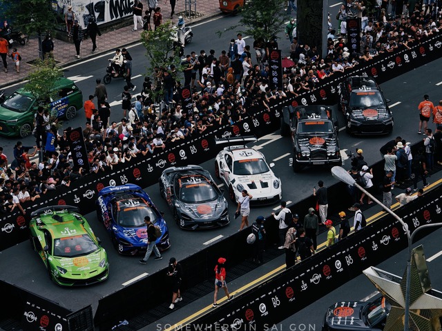 Những hình ảnh xấu trong Gumball 3000 tại TP. HCM: Người trèo rào, người chặn đầu xe, người đập kính siêu xe khiến YouTuber phải hét lên- Ảnh 2.