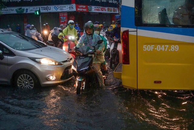 Mưa trắng trời khiến nhiều tuyến phố Đà Nẵng ngập sâu, hàng loạt xe chết máy, người dân chật vật di chuyển- Ảnh 5.