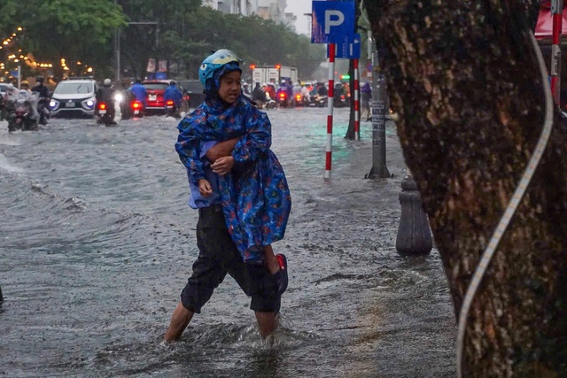 Mưa trắng trời khiến nhiều tuyến phố Đà Nẵng ngập sâu, hàng loạt xe chết máy, người dân chật vật di chuyển- Ảnh 10.