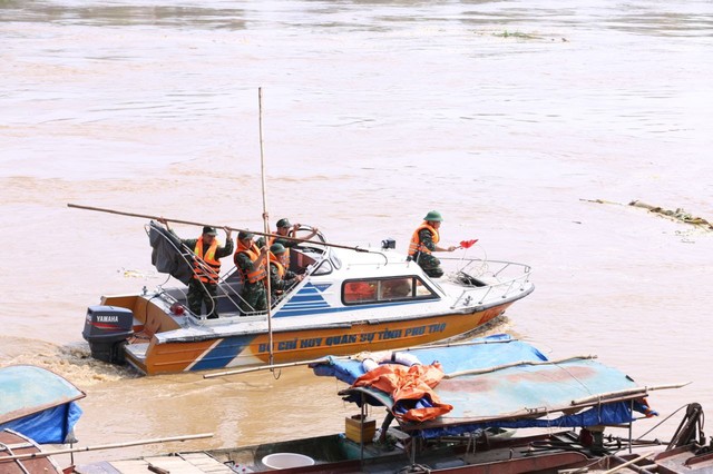 Phát hiện một thi thể khi trục vớt ô tô đầu kéo trong vụ sập cầu Phong Châu- Ảnh 1.