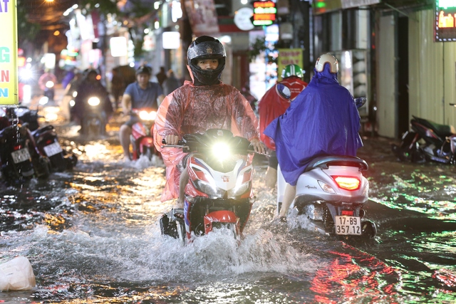 Mưa lớn tối cuối tuần khiến nhiều tuyến phố Hà Nội ngập sâu, người dân chật vật dắt xe chết máy- Ảnh 3.