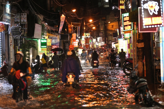 Mưa lớn tối cuối tuần khiến nhiều tuyến phố Hà Nội ngập sâu, người dân chật vật dắt xe chết máy- Ảnh 2.