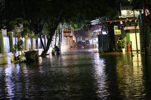 Mưa lớn tối cuối tuần khiến nhiều tuyến phố Hà Nội ngập sâu, người dân chật vật dắt xe chết máy- Ảnh 20.