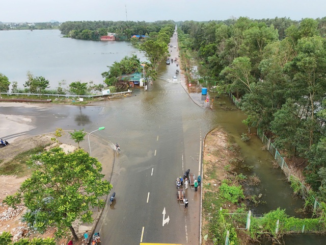 Hà Nội: Ngập sâu trên đại lộ Thăng Long, người dân phải bỏ 50.000 đồng thuê xe bò vượt qua- Ảnh 1.