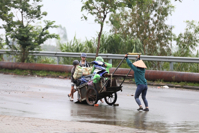 Hà Nội: Ngập sâu trên đại lộ Thăng Long, người dân phải bỏ 50.000 đồng thuê xe bò vượt qua- Ảnh 19.