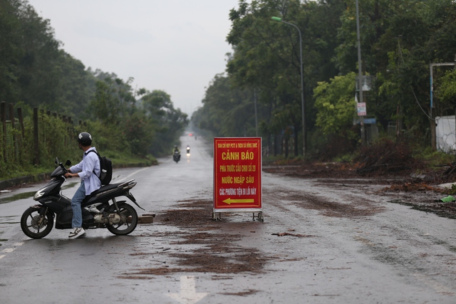 Hà Nội: Ngập sâu trên đại lộ Thăng Long, người dân phải bỏ 50.000 đồng thuê xe bò vượt qua- Ảnh 22.