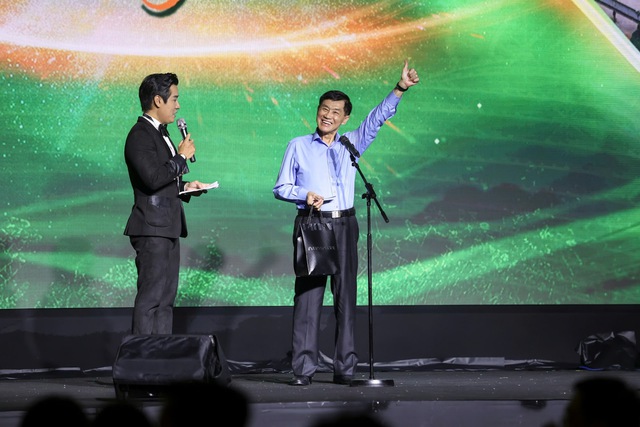 &Ocirc;ng Johnathan Hạnh Nguyễn v&eacute;t tiền hưu từ quỹ gia đ&igrave;nh, tặng đồng b&agrave;o lũ lụt: &ldquo;C&aacute;c con t&ocirc;i n&oacute;i ba lớn rồi, ba giữ tiền l&agrave;m g&igrave;, ba đ&oacute;ng hết đi, c&oacute; g&igrave; tụi con lo cho&rdquo;- Ảnh 2.