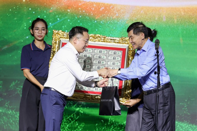 &Ocirc;ng Johnathan Hạnh Nguyễn v&eacute;t tiền hưu từ quỹ gia đ&igrave;nh, tặng đồng b&agrave;o lũ lụt: &ldquo;C&aacute;c con t&ocirc;i n&oacute;i ba lớn rồi, ba giữ tiền l&agrave;m g&igrave;, ba đ&oacute;ng hết đi, c&oacute; g&igrave; tụi con lo cho&rdquo;- Ảnh 1.