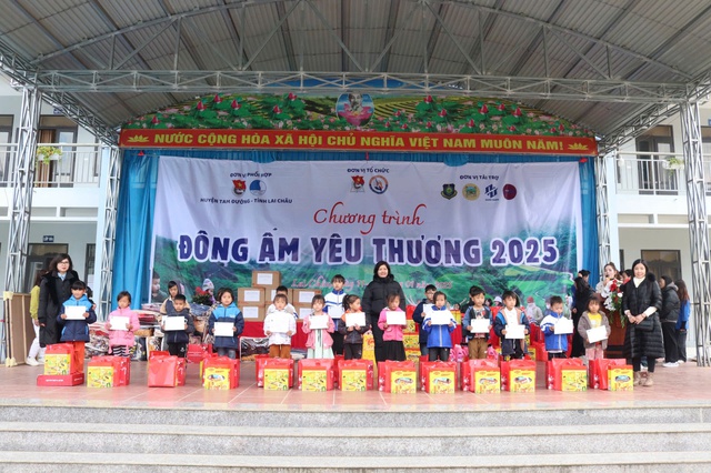 Mang "Đông ấm yêu thương" đến với trẻ em, nhân dân xã Sơn Bình (Lai Châu)- Ảnh 4.