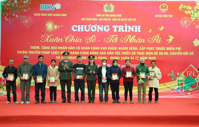 Thanh niên Công an tỉnh Quảng Ninh: Tổ chức “Xuân chia sẻ - Tết nhân ái” và các hoạt động Mừng Đảng, Mừng Xuân Ất Tỵ 2025 tại huyện Tiên Yên- Ảnh 5.