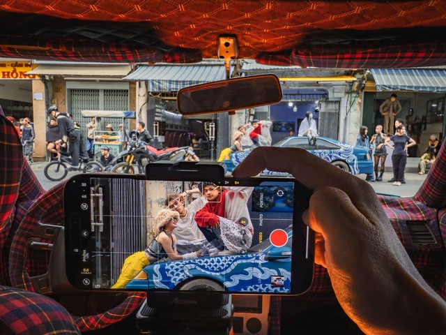 Đạo diễn đứng sau MV "Cứu Lấy Âm Nhạc" của Wren Evans: “iPhone mở ra một cách nhìn mới về làm phim”- Ảnh 4. Đạo diễn đứng sau MV "Cứu Lấy Âm Nhạc" của Wren Evans: “iPhone mở ra một cách nhìn mới về làm phim”- Ảnh 4.