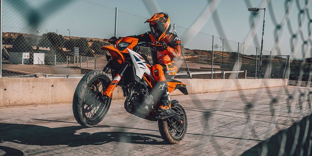 KTM ra mắt 125 SMC R và 390 SMC R: Sự lựa chọn đầy hấp dẫn trong phân khúc Supermoto- Ảnh 1. KTM ra mắt 125 SMC R và 390 SMC R: Sự lựa chọn đầy hấp dẫn trong phân khúc Supermoto- Ảnh 1.