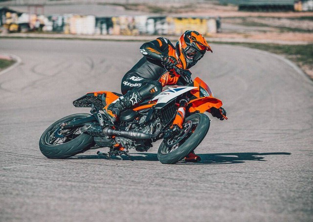 KTM ra mắt 125 SMC R và 390 SMC R: Sự lựa chọn đầy hấp dẫn trong phân khúc Supermoto- Ảnh 7. KTM ra mắt 125 SMC R và 390 SMC R: Sự lựa chọn đầy hấp dẫn trong phân khúc Supermoto- Ảnh 7.
