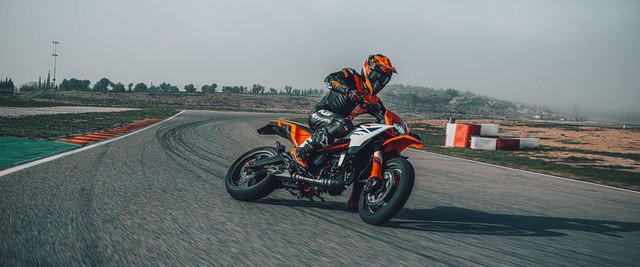 KTM ra mắt 125 SMC R và 390 SMC R: Sự lựa chọn đầy hấp dẫn trong phân khúc Supermoto- Ảnh 8. KTM ra mắt 125 SMC R và 390 SMC R: Sự lựa chọn đầy hấp dẫn trong phân khúc Supermoto- Ảnh 8.