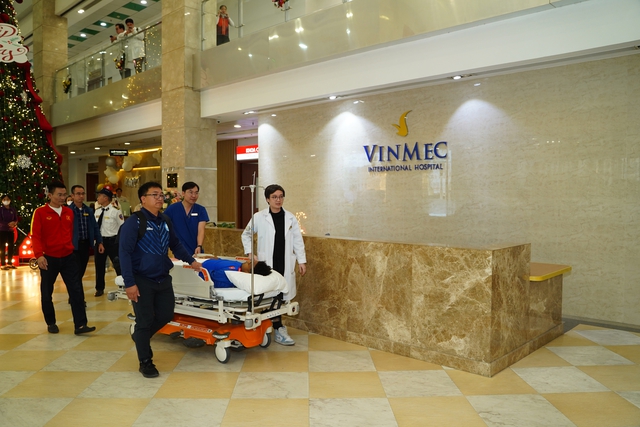 Cận cảnh chấn thương của Xuân Son- Ảnh 1.