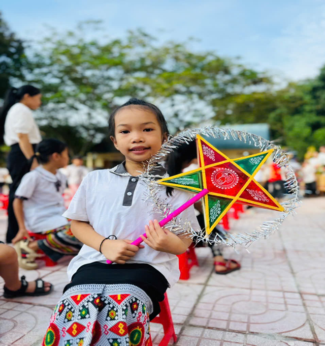 Vui trung thu với các em học sinh vùng cao đặc biệt khó khăn- Ảnh 10.