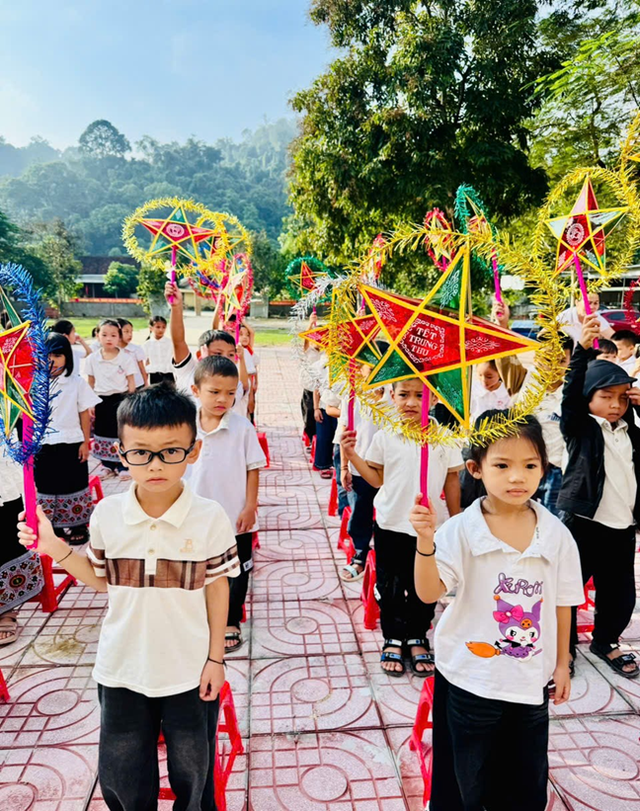 Vui trung thu với các em học sinh vùng cao đặc biệt khó khăn- Ảnh 2.