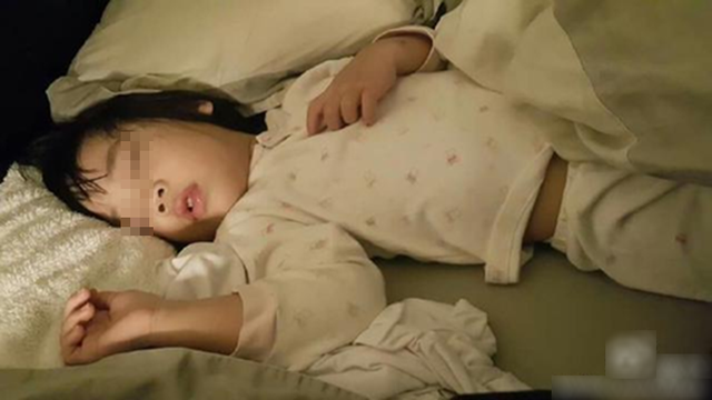 B&eacute; g&aacute;i 6 tuổi ngủ một m&igrave;nh tr&ecirc;n chiếc giường 2 m&eacute;t, nhưng l&uacute;c n&agrave;o cũng k&ecirc;u "chật chội", người mẹ bật kh&oacute;c khi kiểm tra camera gi&aacute;m s&aacute;t!- Ảnh 1.