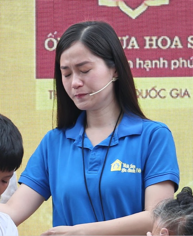 Nữ diễn viên miền Nam đầu tiên diễn Táo Quân bật khóc nức nở- Ảnh 3. Nữ diễn viên miền Nam đầu tiên diễn Táo Quân bật khóc nức nở- Ảnh 3.