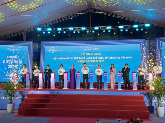 Các đại biểu cắt băng khai mạc hội chợ.