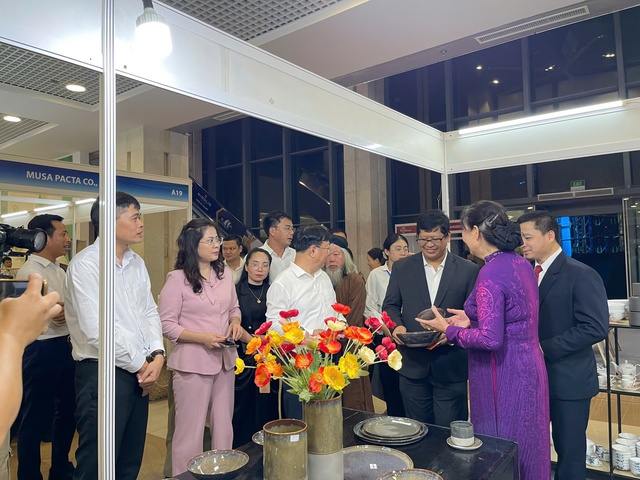 Các đại biểu tham quan gian hàng.