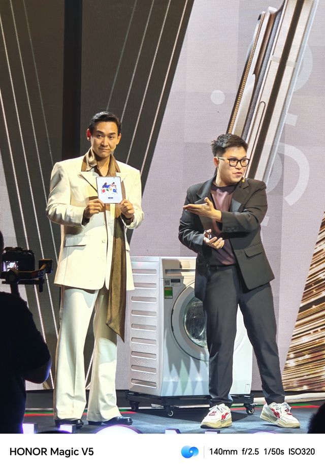 HONOR Magic V5 chính thức ra mắt: Mỏng đẹp thôi là chưa đủ, "tắm" trong máy giặt mà vẫn vô tư mới đáng kinh ngạc- Ảnh 7. HONOR Magic V5 chính thức ra mắt: Mỏng đẹp thôi là chưa đủ, "tắm" trong máy giặt mà vẫn vô tư mới đáng kinh ngạc- Ảnh 7.
